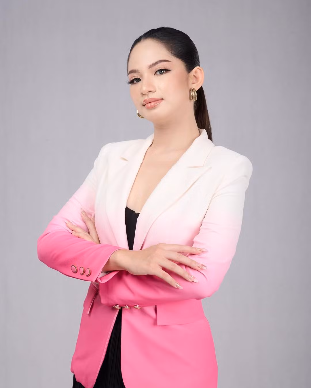 Chanreaksmey Loy năm nay 23 tuổi, đến từ tỉnh Siem Reap. Cô có chiều cao 1,65 m, nặng 55 kg. Chanreaksmey Loy năm nay 23 tuổi, đến từ tỉnh Siem Reap. Cô có chiều cao 1,65 m, nặng 55 kg.