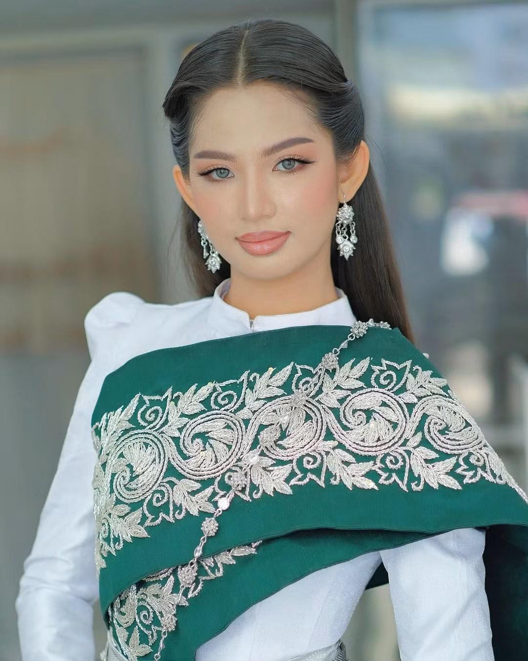 Người đẹp nổi bật với kỹ năng thuyết trình ấn tượng, ứng xử sắc bén, thông minh cũng như các dự án xã hội mà cô đang theo đuổi. Người đẹp nổi bật với kỹ năng thuyết trình ấn tượng, ứng xử sắc bén, thông minh cũng như các dự án xã hội mà cô đang theo đuổi.