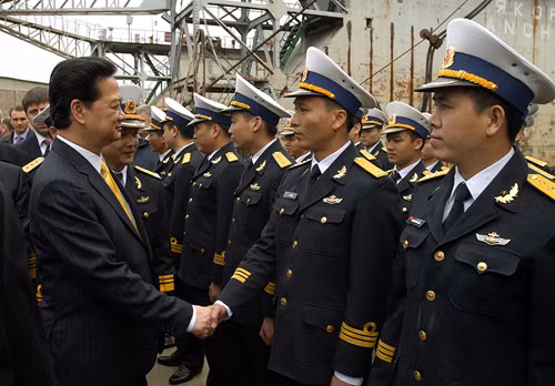 Thủ tướng gặp các sỹ quan, học viên tàu ngầm đang học tập tại LB Nga. Ảnh: VGP/Nhật Bắc.