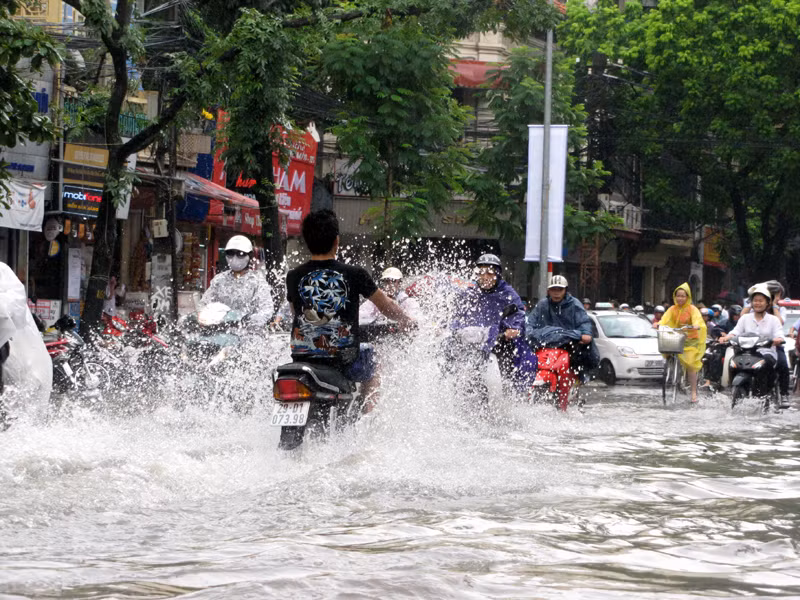 Nhiều xe máy, ô tô bị chết máy giữa đường. Người tham gia giao thông nhiều đoạn không dám đi qua, hoặc leo lên vỉa hè, đi ngược chiều để chạy mưa