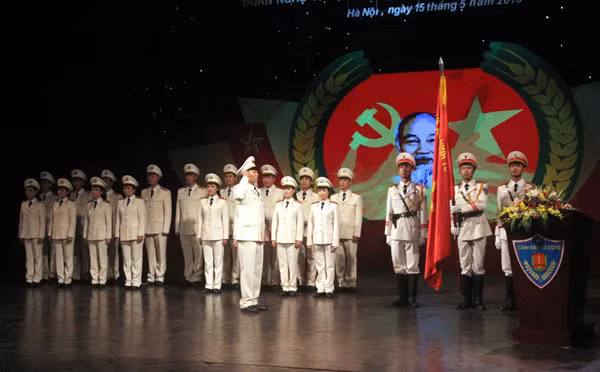 Đoàn nghệ thuật Bộ tư lệnh Cảnh sát cơ động làm lễ tuyên thệ Ảnh: Cẩm Kỳ