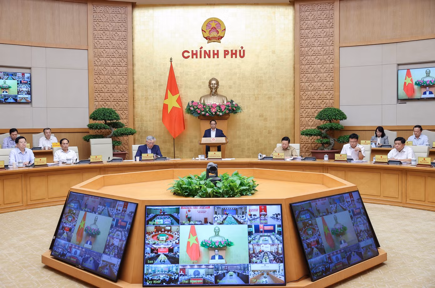 Thủ tướng Phạm Minh Chính chủ trì và phát biểu tại phiên họp. Ảnh: Nhật Bắc Thủ tướng Phạm Minh Chính chủ trì và phát biểu tại phiên họp. Ảnh: Nhật Bắc