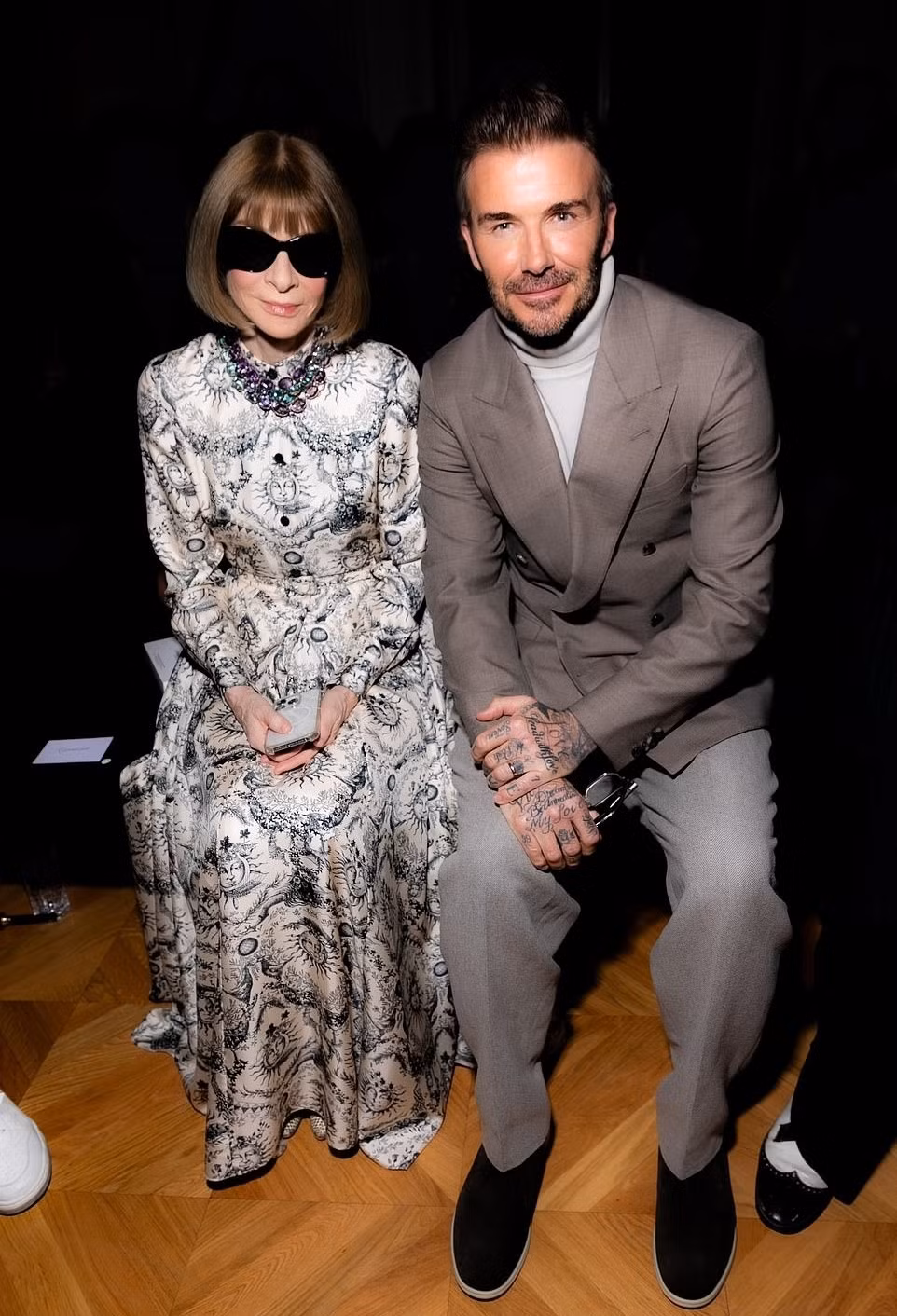 Tổng biên tập tạp chí Vogue Mỹ cùng Beckham ngồi hàng ghế đầu xem bộ sưu tập của Victoria. Bà đầm thép Anna Wintour, người phụ nữ được mệnh danh quyền lực nhất giới thời trang hiện tại, luôn đồng hành, hỗ trợ nhà Beck ở địa hạt thời trang. Tổng biên tập tạp chí Vogue Mỹ cùng Beckham ngồi hàng ghế đầu xem bộ sưu tập của Victoria. Bà đầm thép Anna Wintour, người phụ nữ được mệnh danh quyền lực nhất giới thời trang hiện tại, luôn đồng hành, hỗ trợ nhà Beck ở địa hạt thời trang.