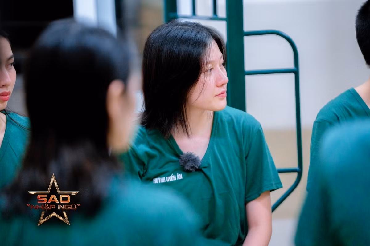 Uyển Ân nhận nhiều tranh cãi tại Sao nhập ngũ. Uyển Ân nhận nhiều tranh cãi tại Sao nhập ngũ.