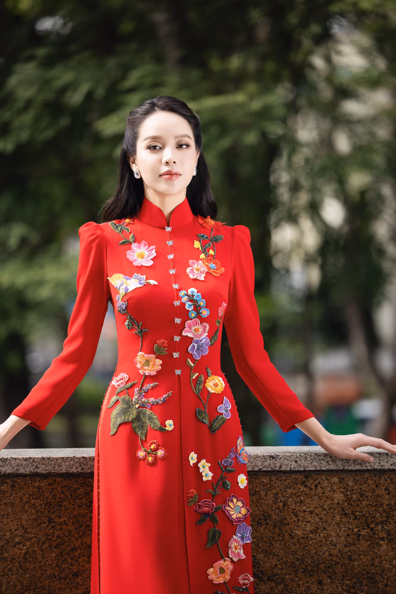Áo dài đổ bộ nhiều khu vực trung tâm ở Hà Nội và TPHCM trước thềm năm mới.