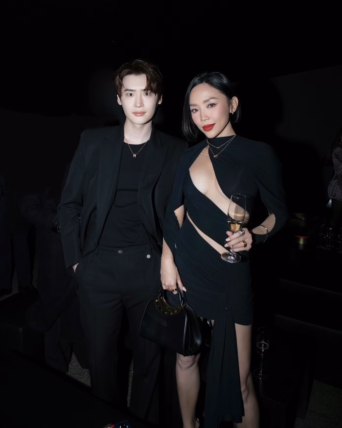 Khoảnh khắc Tóc Tiên chụp ảnh cùng tài tử Lee Jong Suk cũng nhận nhiều lượt tương tác. Nam diễn viên nổi tiếng toàn châu Á với những bộ phim truyền hình, có thể kể đến Khi nàng say giấc, Pinocchio, Đôi tai ngoại cảm... Khoảnh khắc Tóc Tiên chụp ảnh cùng tài tử Lee Jong Suk cũng nhận nhiều lượt tương tác. Nam diễn viên nổi tiếng toàn châu Á với những bộ phim truyền hình, có thể kể đến Khi nàng say giấc, Pinocchio, Đôi tai ngoại cảm...