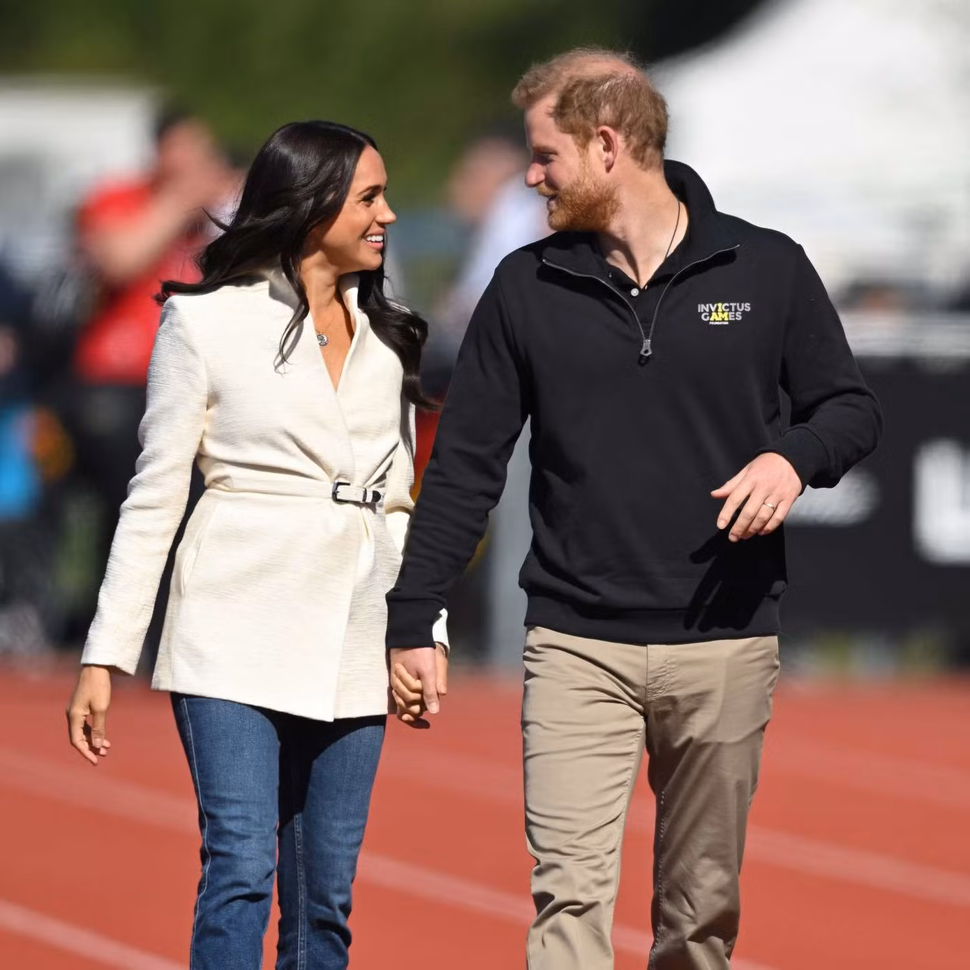 Meghan Markle và Harry quyết định sang Mỹ sống và liên tục kể xấu Hoàng gia Anh. Meghan Markle và Harry quyết định sang Mỹ sống và liên tục kể xấu Hoàng gia Anh.