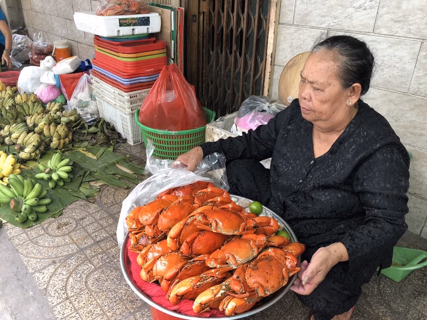 Mâm cua lề đường của dì Ba từng gây bão trên mạng xã hội (Ảnh: Đình Thảo).