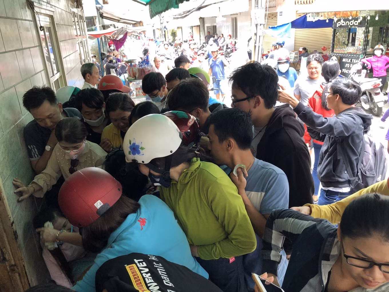 Có thời điểm hàng trăm người đã tranh nhau để được mua cua của dì Ba (Ảnh: Đình Thảo).