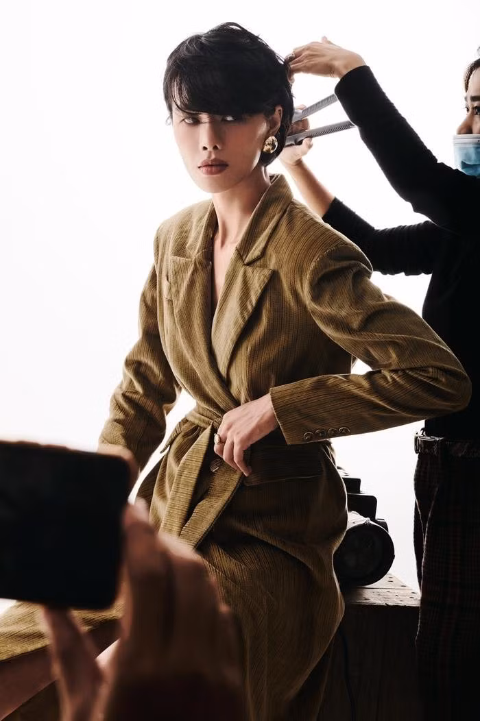 Hà Kino vốn là người mẫu quen mặt của sàn diễn thời trang, trưởng thành từ Vietnam's Next Top Model. Sự xuất hiện của nữ người mẫu được cho là đi theo bản gốc, có mặt chị đẹp theo đuổi phong cách unisex (bản Trung vừa rồi có Amber nhóm f(x)). Hà Kino vốn là người mẫu quen mặt của sàn diễn thời trang, trưởng thành từ Vietnam's Next Top Model. Sự xuất hiện của nữ người mẫu được cho là đi theo bản gốc, có mặt chị đẹp theo đuổi phong cách unisex (bản Trung vừa rồi có Amber nhóm f(x)).