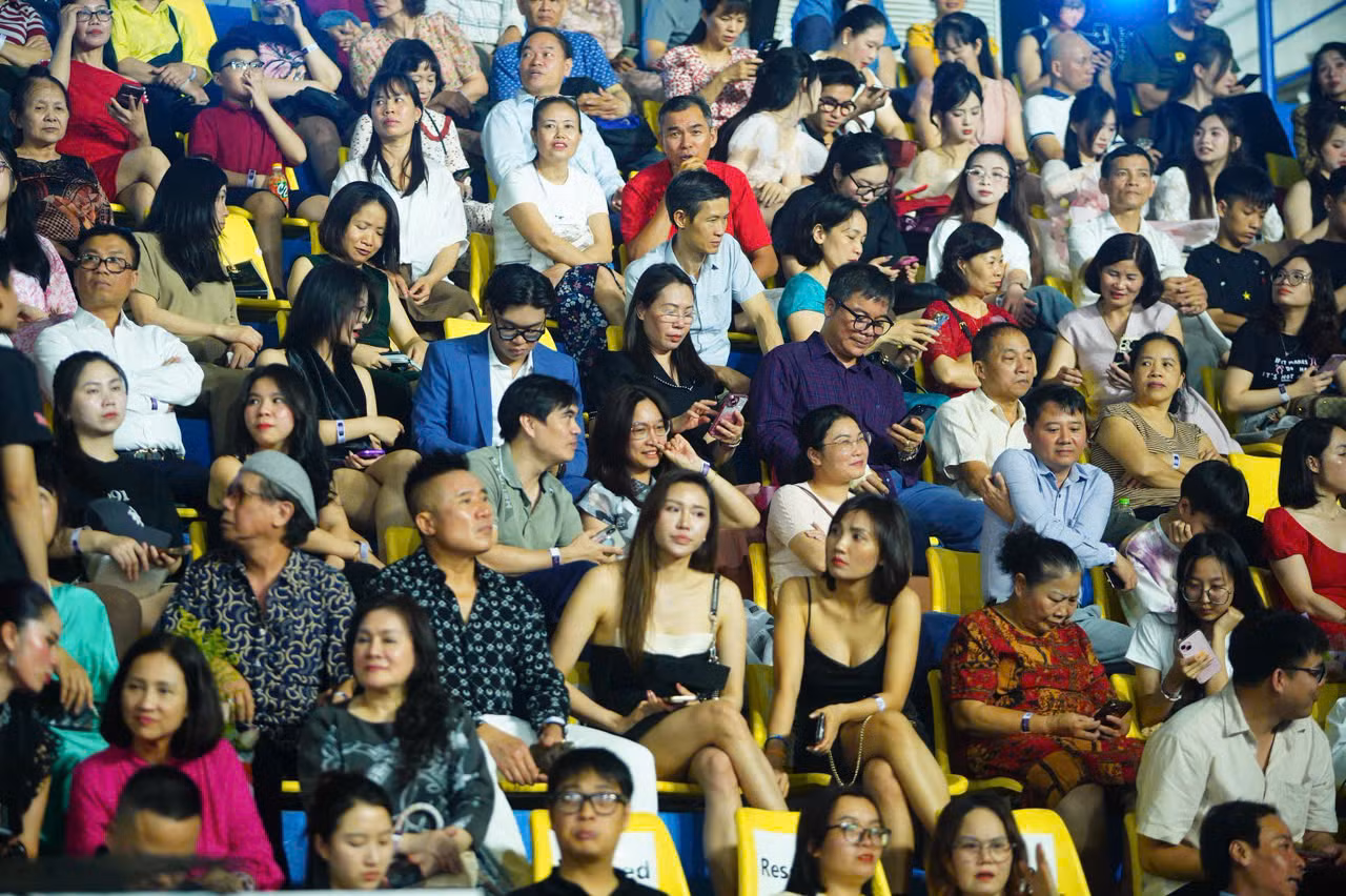 Toàn cảnh khán giả lấp đầy ghế trống Cung thể thao Quần Ngựa. Toàn cảnh khán giả lấp đầy ghế trống Cung thể thao Quần Ngựa.