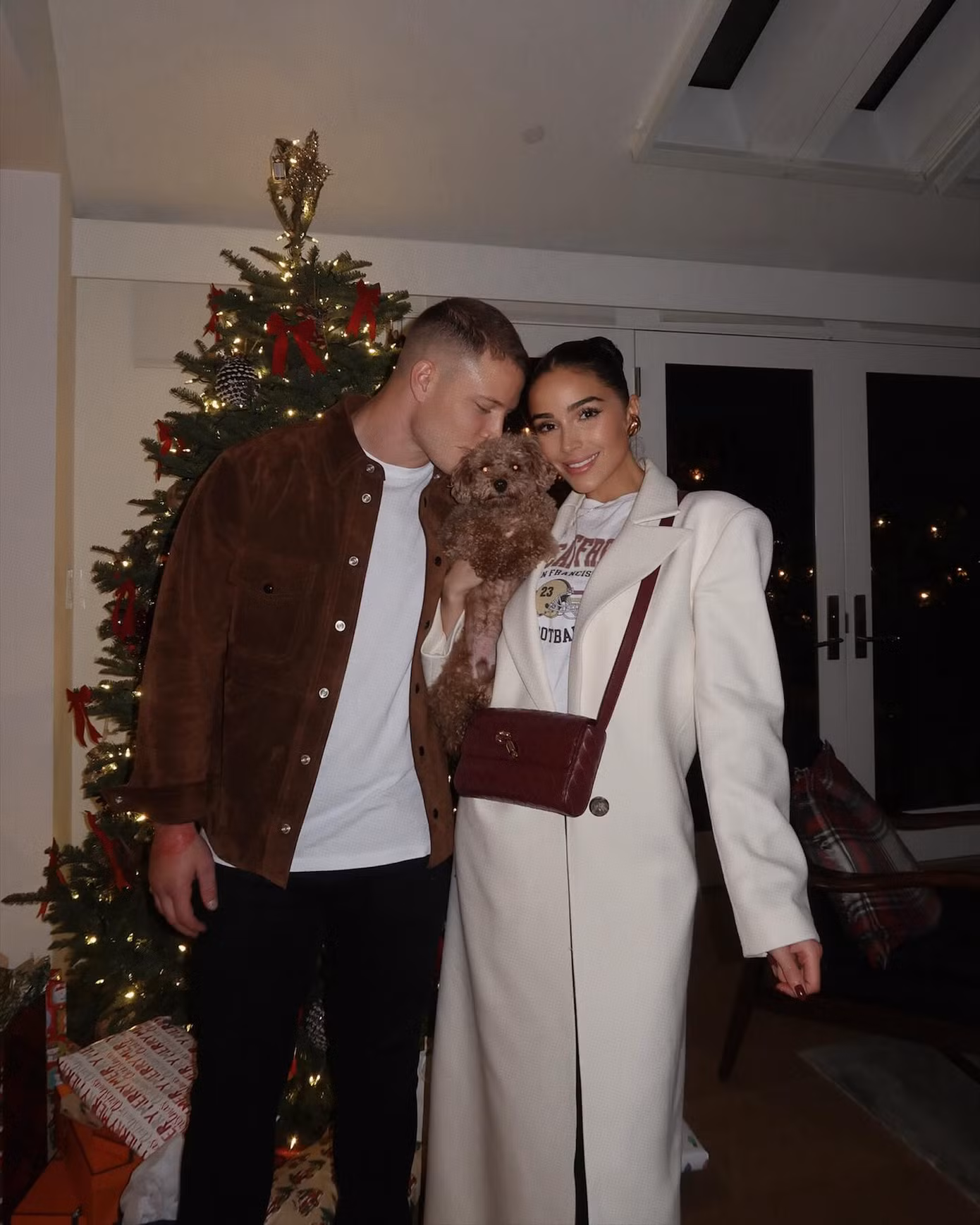 Theo New York Post, cầu thủ bóng bầu dục Christian McCaffrey sẽ dọn đến sống cùng Olivia Culpo sau khi kết hôn. Nhà của Hoa hậu Hoàn vũ 2012 tại Los Angeles, Mỹ trị giá 3,5 triệu USD. Theo New York Post, cầu thủ bóng bầu dục Christian McCaffrey sẽ dọn đến sống cùng Olivia Culpo sau khi kết hôn. Nhà của Hoa hậu Hoàn vũ 2012 tại Los Angeles, Mỹ trị giá 3,5 triệu USD.