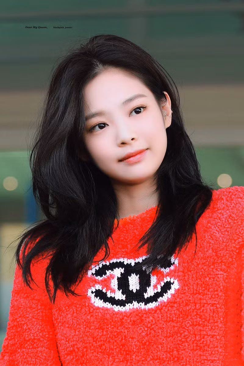 7. Jennie: Rapper của BlackPink là thành viên đầu tiên của nhóm phát hành sản phẩm solo và đạt được thành công. Tên tuổi của Jennie vươn tầm quốc tế, bùng nổ trong năm qua nhờ tham gia bộ phim The Idol. Cô còn là đại sứ của hai thương hiệu xa xỉ Chanel và Calvin Klein, được phong là "nữ hoàng cháy hàng" vì mặc trang phục nào là sold-out đến đó.