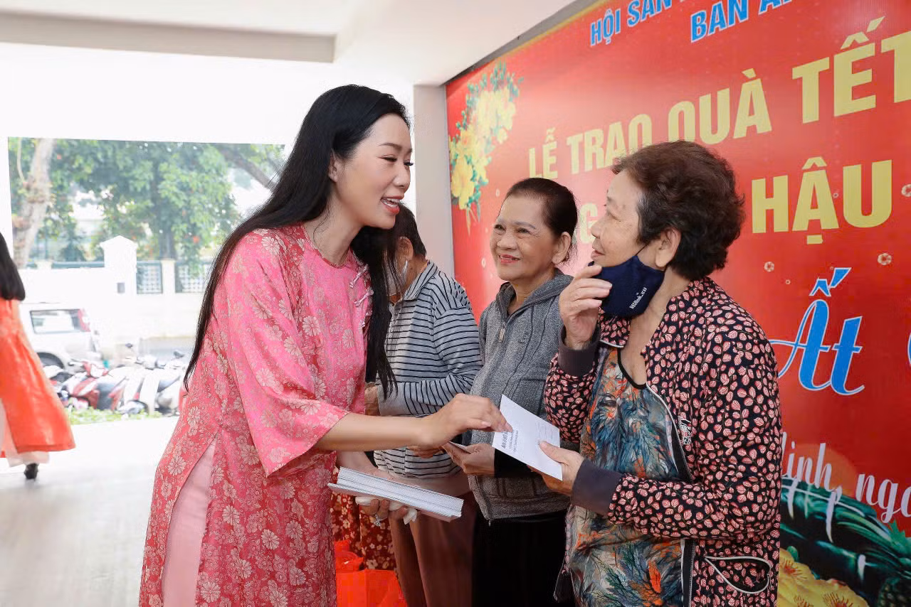 NSND Trịnh Kim Chi đại diện Ban Ái hữu nghệ sĩ trao quà cho nghệ sĩ, công nhân, hậu đài có hoàn cảnh neo đơn.