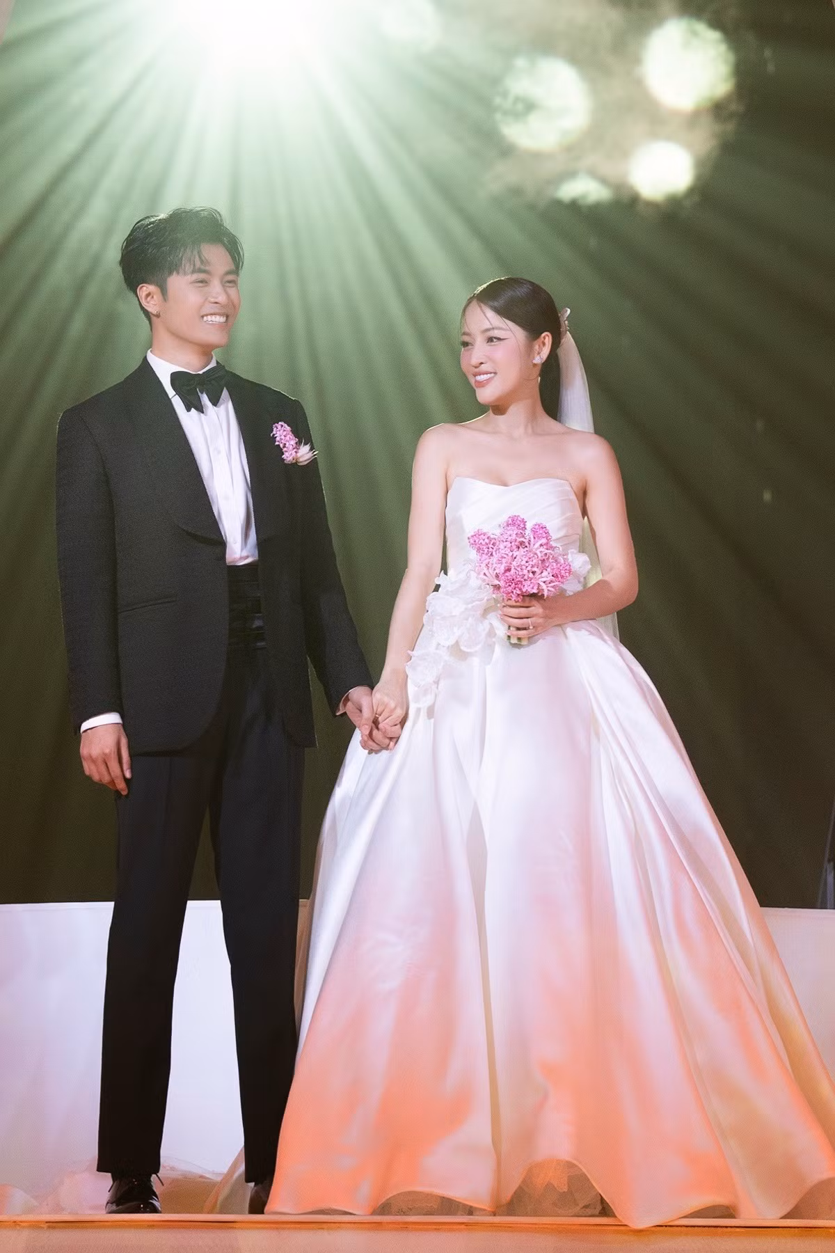 Puka và Gin Tuấn Kiệt thay hai bộ lễ phục trong tiệc cưới tại TPHCM. Puka và Gin Tuấn Kiệt thay hai bộ lễ phục trong tiệc cưới tại TPHCM.