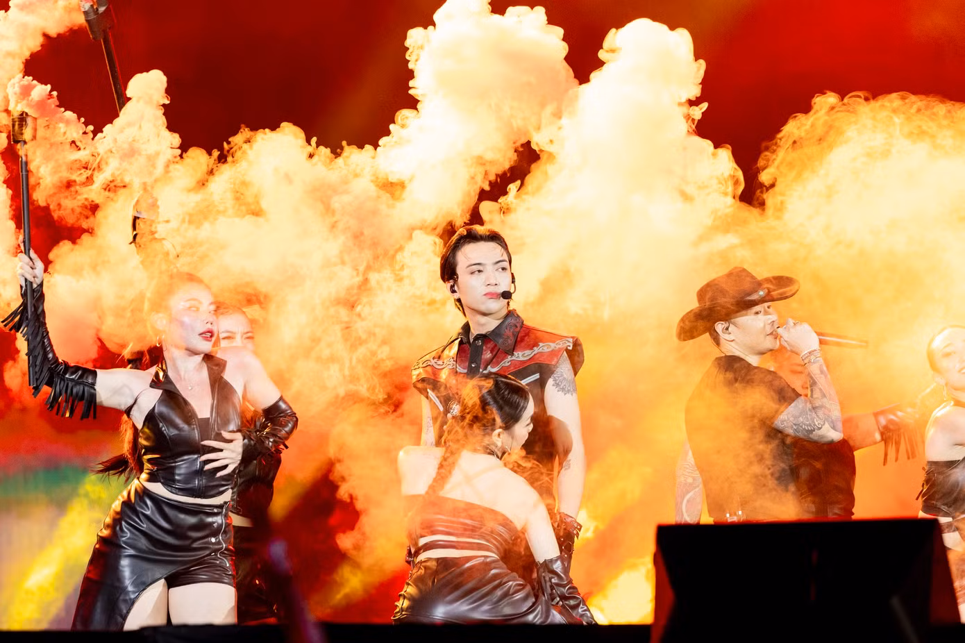 Concert tại TPHCM của Anh trai vượt ngàn chông gai hút hơn 20.000 khán giả, thời lượng hơn 5 tiếng đồng hồ. Concert tại TPHCM của Anh trai vượt ngàn chông gai hút hơn 20.000 khán giả, thời lượng hơn 5 tiếng đồng hồ.