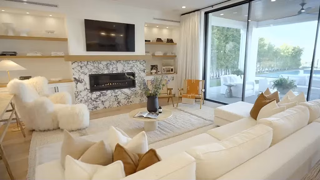Biệt thự có 5 phòng ngủ, 7 phòng tắm. Nội thất được trang trí với tông màu be - nâu ấm làm chủ đạo. Trong một cuộc phỏng vấn, Olivia Culpo nói cô chọn màu trung tính để mang đến cảm giác ấm cúng. "Tôi sống ở Hollywood ồn ào và đông đúc nên muốn chọn cảm giác nhẹ nhàng, êm dịu", hoa hậu nói. Biệt thự có 5 phòng ngủ, 7 phòng tắm. Nội thất được trang trí với tông màu be - nâu ấm làm chủ đạo. Trong một cuộc phỏng vấn, Olivia Culpo nói cô chọn màu trung tính để mang đến cảm giác ấm cúng. "Tôi sống ở Hollywood ồn ào và đông đúc nên muốn chọn cảm giác nhẹ nhàng, êm dịu", hoa hậu nói.