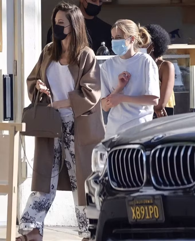 Angelina Jolie và con gái út trong chuyến dạo phố ở Los Angeles, Mỹ. Vivienne là con gái út, em song sinh của Knox. Theo chia sẻ của Jolie, cô bé khá hướng nội, thỉnh thoảng xuất hiện cùng mẹ vì sợ ống kính.