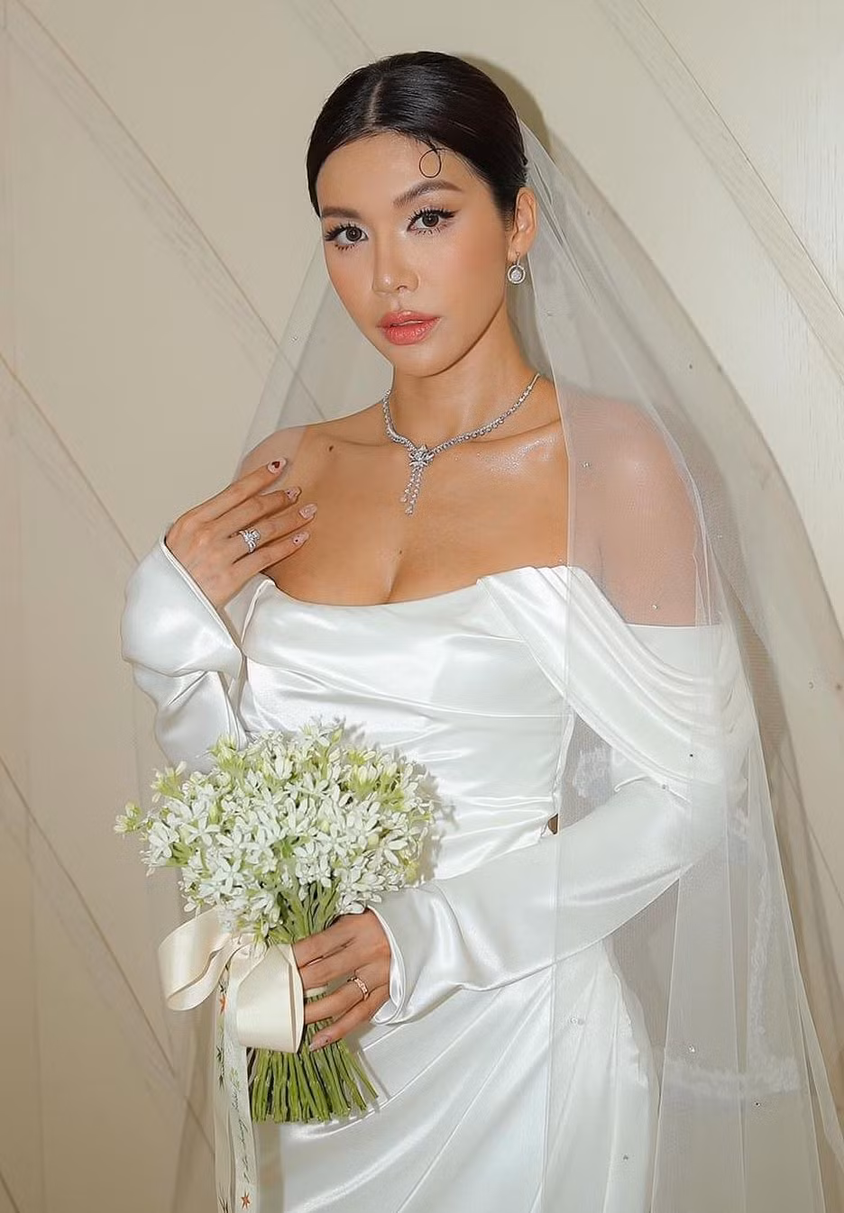Váy cưới chất liệu lụa tôn da ngăm của người mẫu sinh năm 1991. Cô chọn trang sức đính đá làm điểm nhấn.