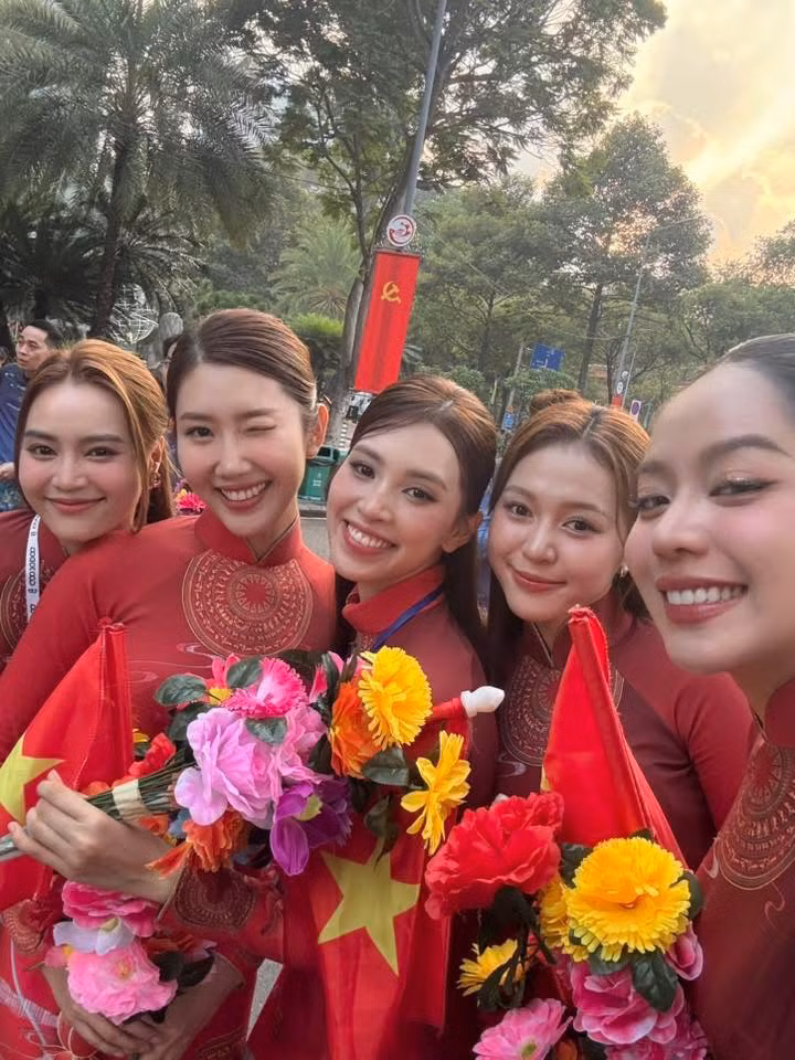 Nhan sắc hội tụ tại lễ diễu binh, diễu hành sáng 30/4. Trong ảnh là diễn viên Ninh Dương Lan Ngọc, Thúy Ngân, Hoa hậu Tiểu Vy, Kiều Duy và Hoa hậu Thanh Thủy (từ trái sang).