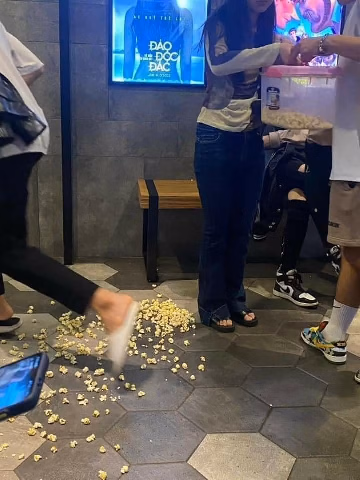 Phía Lotte Cinema mong khán giả đến rạp lấy bắp tiết kiệm, đủ dùng và tránh lãng phí thức ăn.