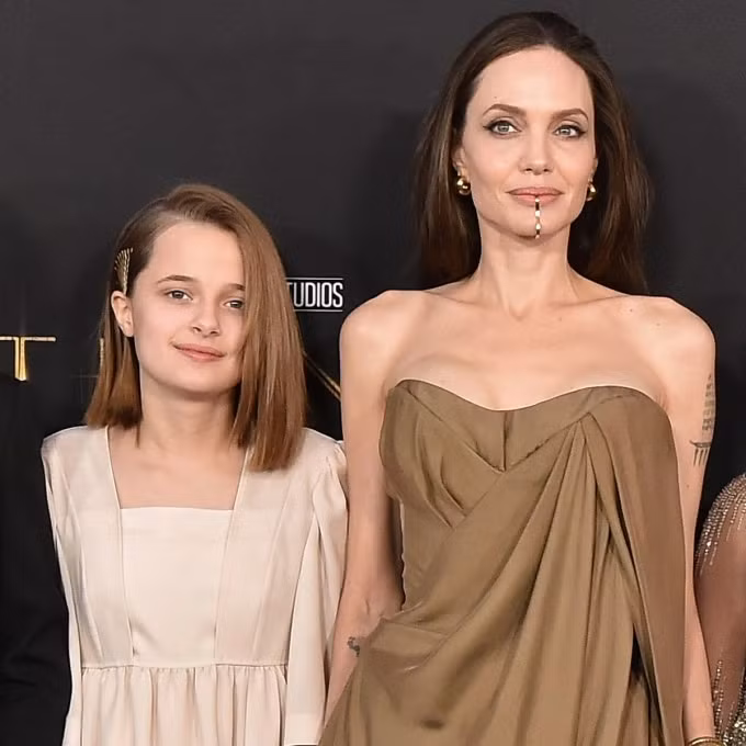 Angelina Jolie còn cho rằng Vivienne rất nghiêm túc với công việc trợ lý cho vở nhạc kịch The Outsiders. "Con tôi làm việc một cách chăm chỉ, thực sự hiểu được cách đóng góp là gì", nữ diễn viên chia sẻ.