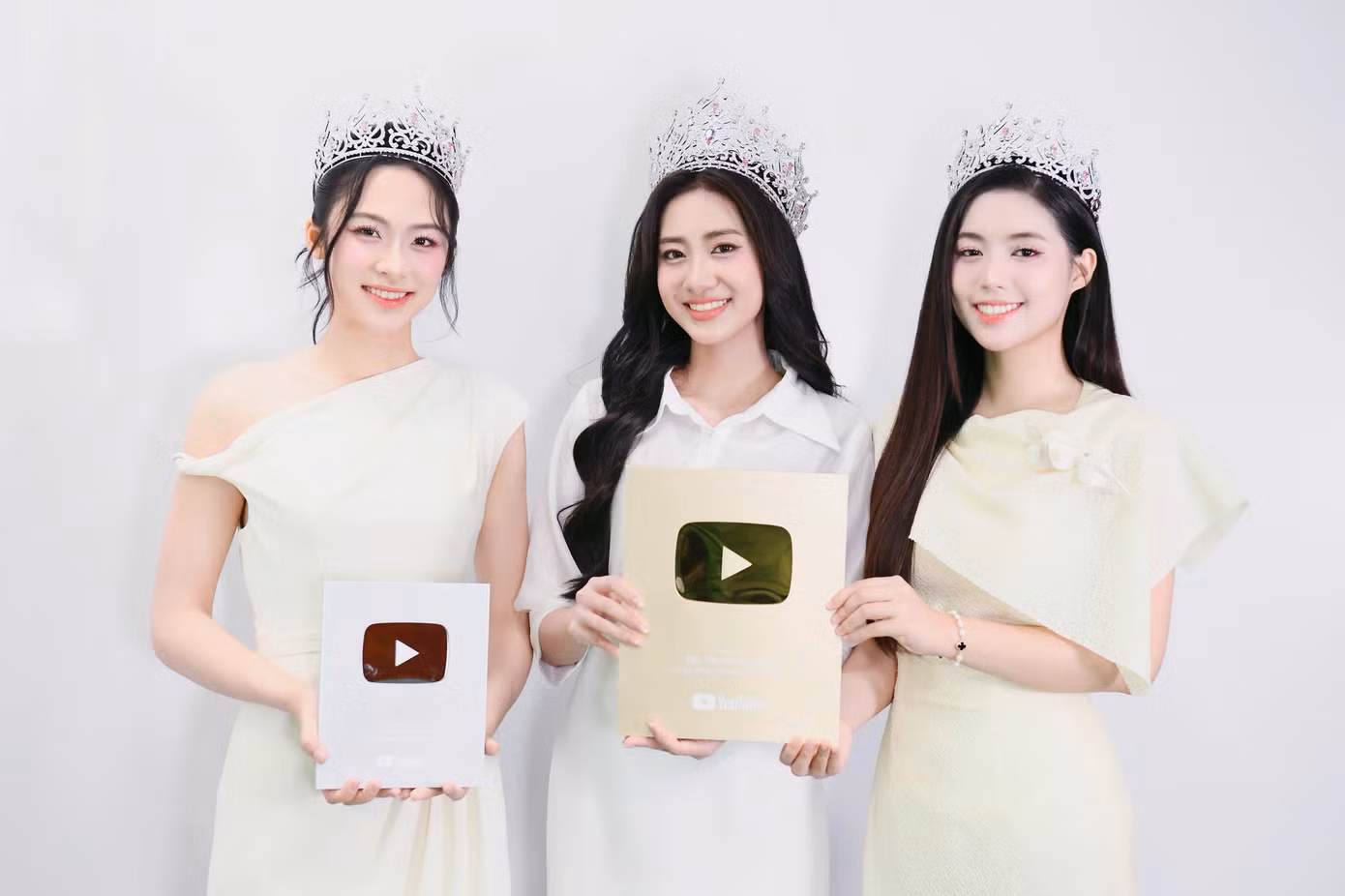 Top 3 diện trang phục ton-sur-ton, khoe vẻ rạng rỡ sau 3 ngày đạt danh hiệu hoa hậu, á hậu tại Hoa hậu Việt Nam 2024 trên bờ sông Hương, thành phố Huế.