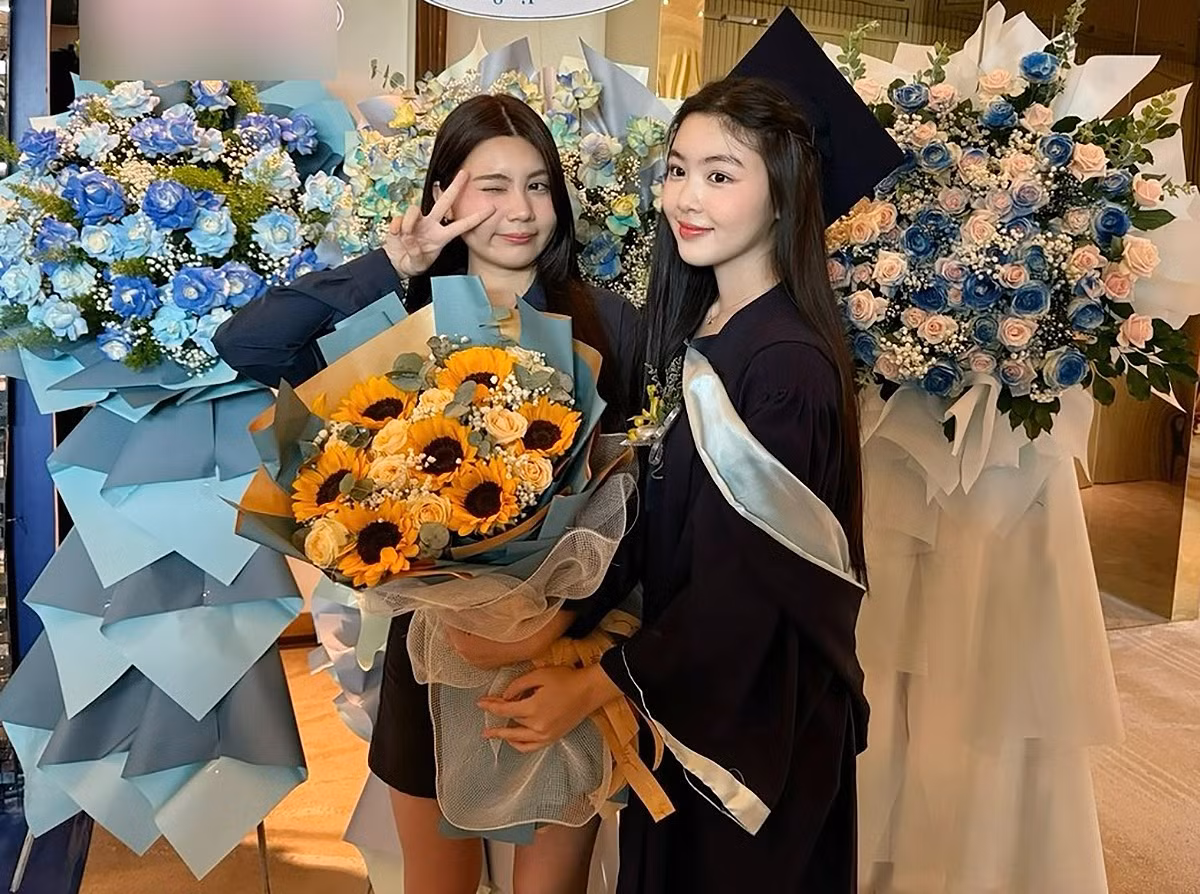 Hạt Dẻ, 15 tuổi, mang hoa đến mừng chị gái tốt nghiệp. Trên mạng xã hội, khán giả để lại nhiều bình luận khen ngợi sắc vóc của chị em Lọ Lem - Hạt Dẻ.