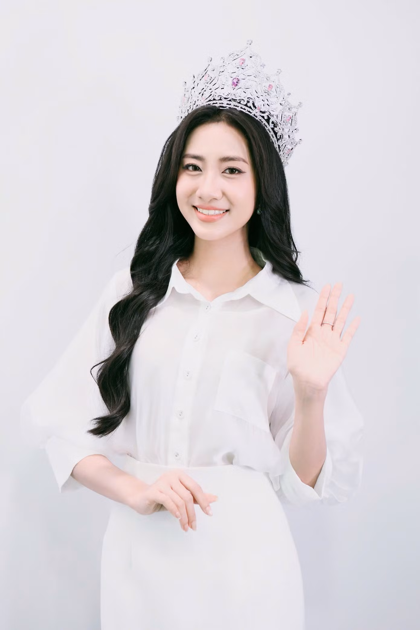 14h hôm nay, Hoa hậu Hà Trúc Linh cùng hai Á hậu cũng có buổi giao lưu, ra mắt truyền thông tại Hà Nội. Đây là buổi gặp gỡ báo chí đầu tiên của Top 3 tại Thủ đô sau 3 ngày đăng quang ở Huế.