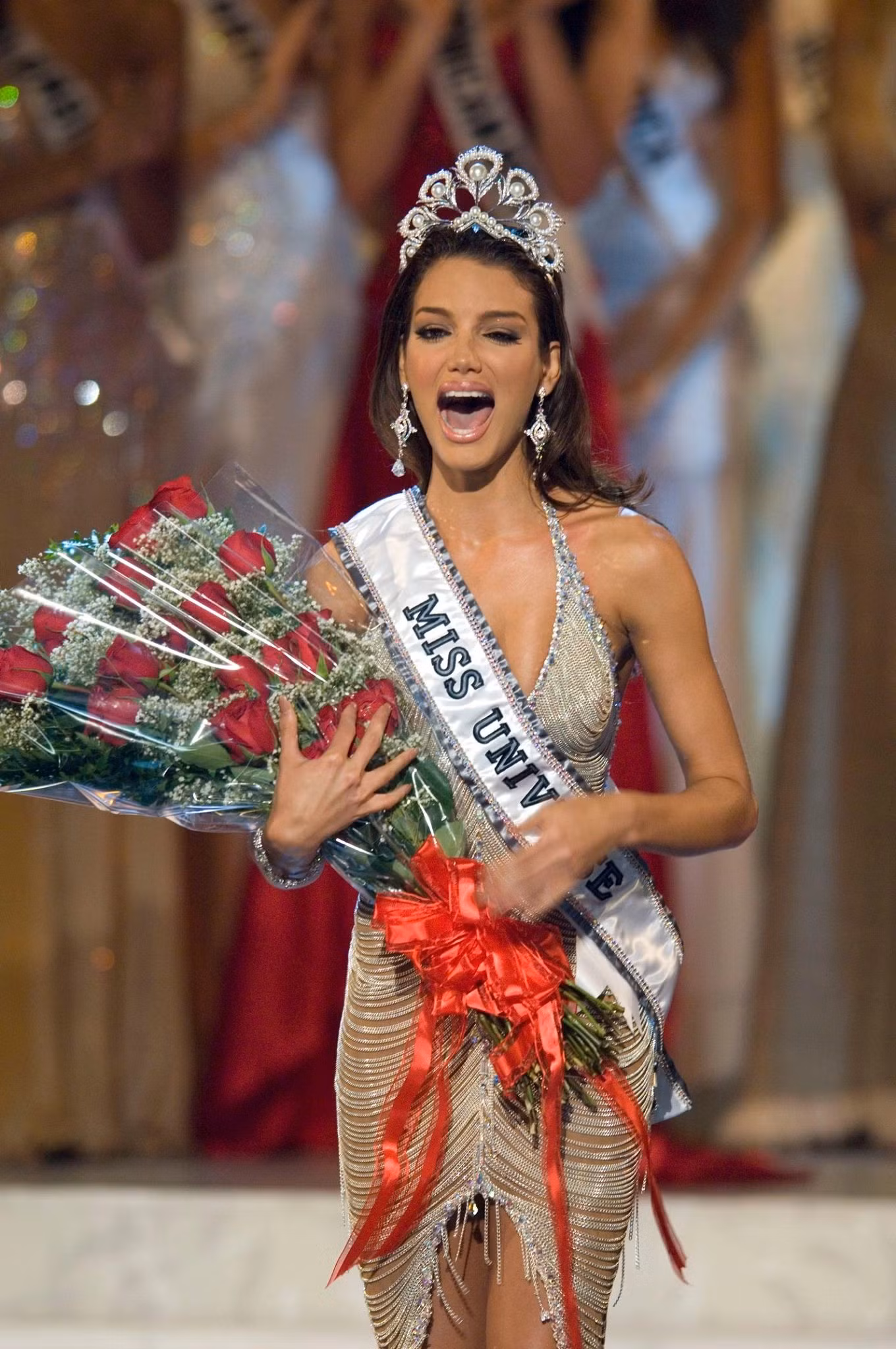 Puerto Rico có 5 người đẹp đăng quang Miss Universe, gồm Marisol Malaret (1970), Deborah Carthy-Deu (1985), Dayanara Torres (1993), Denise M. Quiñones (2001). Sau màn đăng quang với chiếc váy biểu tượng của Zuleyka Rivera (2006), gần hai thập kỷ quốc gia Nam Mỹ chưa mang thêm vương miện dù nhiều lần xuất hiện trong top 5.