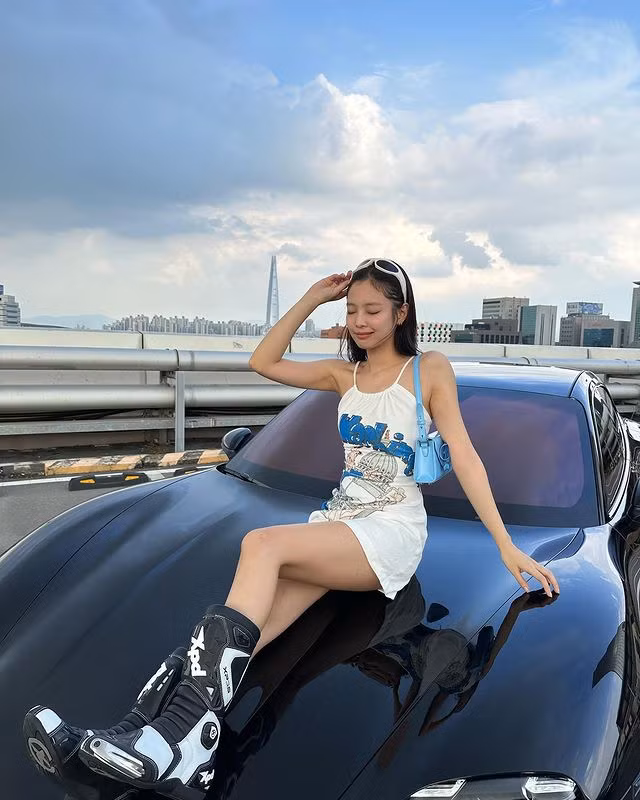 Jennie tạo dáng bên xế hộp được khắc tên riêng. Jennie tạo dáng bên xế hộp được khắc tên riêng.