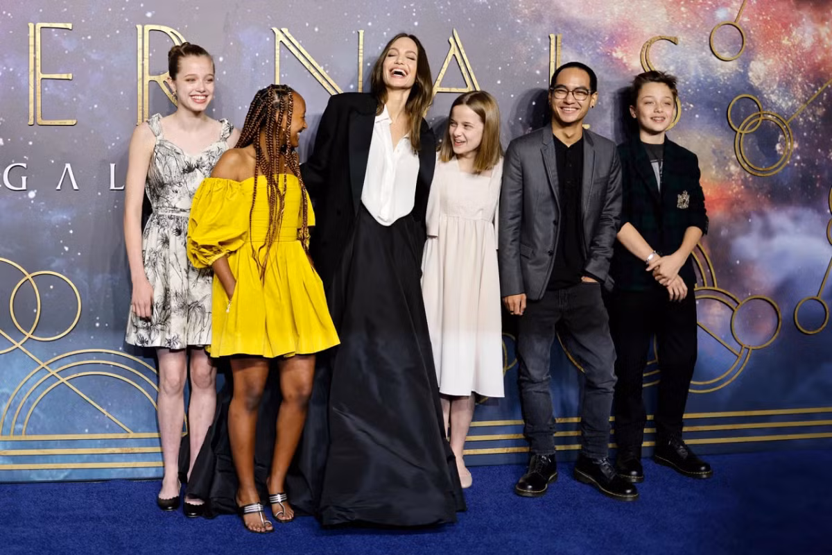 Angelina Jolie và các con trong buổi ra mắt phim Eternals. Từ trái qua là Shiloh, Zahara, Vivienne, Maddox và Knox (anh trai song sinh của Vivienne).