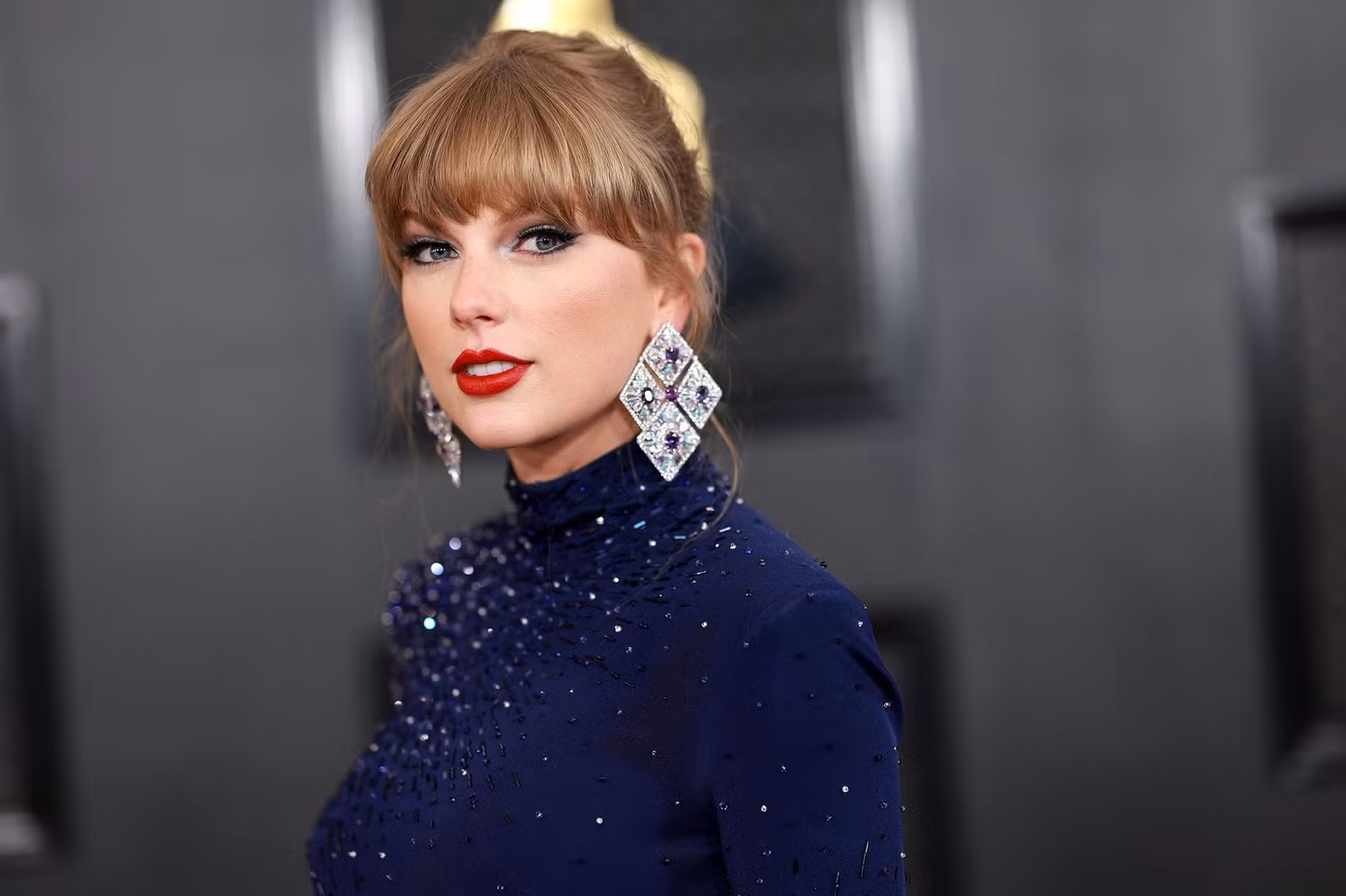 Taylor Swift thu âm lại các ca khúc. Taylor Swift thu âm lại các ca khúc.