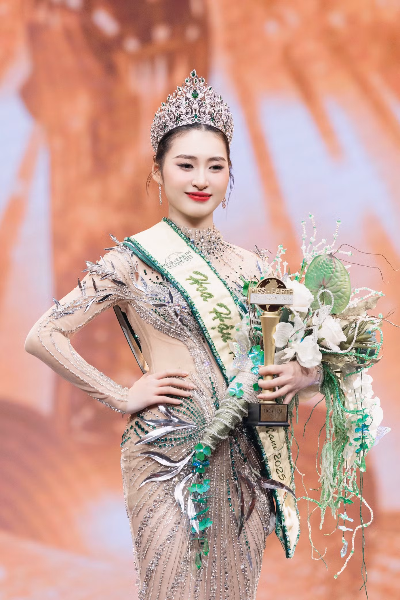 Khoảnh khắc đăng quang của Ngô Thị Trâm Anh (Hải Dương).