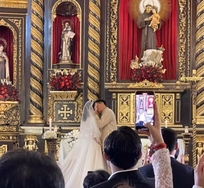 Khoảnh khắc Phillip Nguyễn hôn cô dâu được cộng đồng mạng chia sẻ mạnh. Khi bước vào lễ đường, Linh Rin chia sẻ: "Nhịp đầu tim mình dường như ngừng lại rồi thổn thức hơn bao giờ hết. Cái chạm nhẹ nhàng và tinh tế, cổ điển, sự rực rỡ của tình yêu, ẩn mình trong sự mềm mại và dịu dàng ấy... Bước vào Thánh đường".