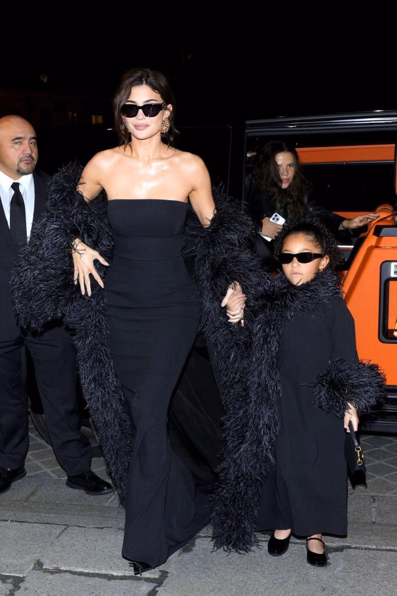 "Đại minh tinh" Kylie Jenner và con gái Stormi Webster được truyền thông săn đón trong show diễn của Valentino.