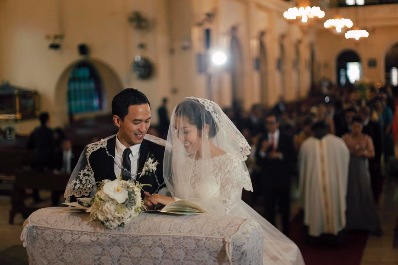 Đây không phải lần đầu nhà doanh nhân Johnathan Hạnh Nguyễn tổ chức hôn lễ cho các con tại Nhà thờ Santuario de San Antonio Parish. Tăng Thanh Hà và chồng là Louis Nguyễn cũng thề nguyện, chính thức trở thành vợ chồng tại nhà thờ cổ kính.