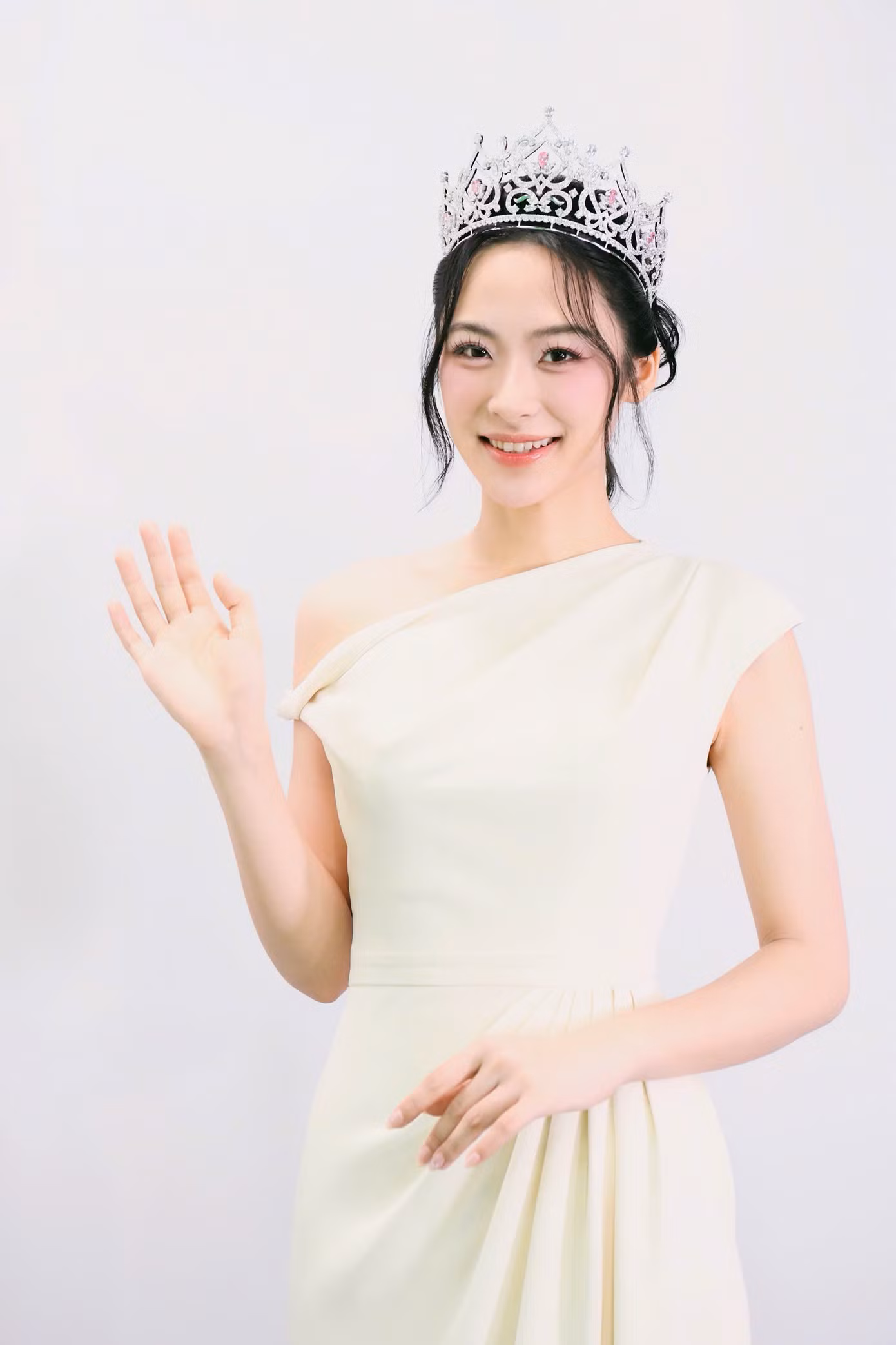 Á hậu Vân Nhi khoe vẻ đẹp nền nã trong trang phục lệch vai, chi tiết thắt eo tôn dáng. Sau khi đăng quang Á hậu 2 Hoa hậu Việt Nam 2024, Vân Nhi liên tục nhận lời khen về sắc vóc.
