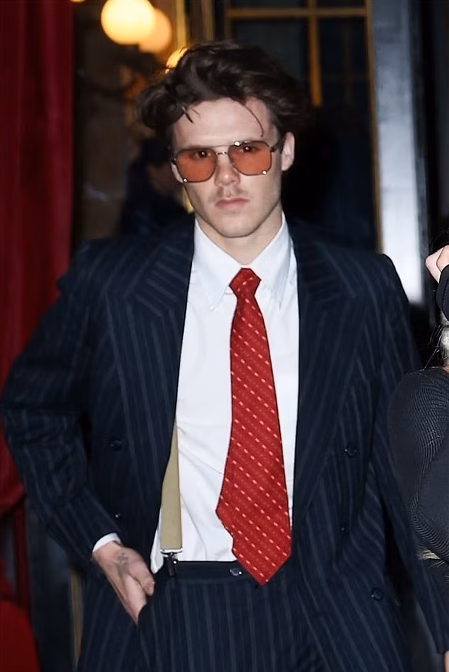 Người gây bất ngờ nhất nhà Beck tại Paris Fashion Week lần này là Cruz Beckham. Sau khi thông báo tạm ngừng đi hát, nối nghiệp cha theo đuổi sự nghiệp bóng đá, con trai thứ ba nhà Beck già dặn với bộ vest cổ điển. Thanh niên 19 tuổi gợi nhớ dáng dấp của Beckham những năm 1990. Người gây bất ngờ nhất nhà Beck tại Paris Fashion Week lần này là Cruz Beckham. Sau khi thông báo tạm ngừng đi hát, nối nghiệp cha theo đuổi sự nghiệp bóng đá, con trai thứ ba nhà Beck già dặn với bộ vest cổ điển. Thanh niên 19 tuổi gợi nhớ dáng dấp của Beckham những năm 1990.