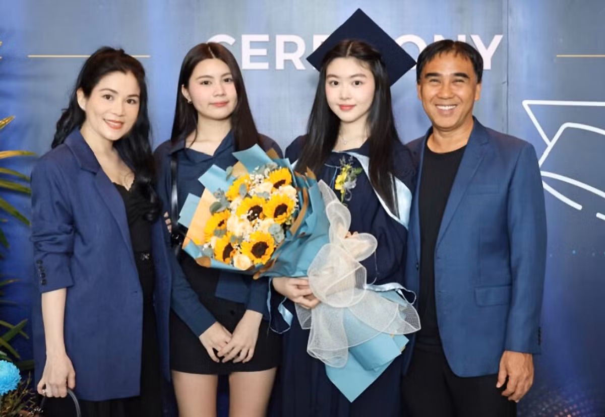 Vợ chồng Quyền Linh - Dạ Thảo mặc ton-sur-ton trong ngày mừng Lọ Lem tốt nghiệp cấp ba. Đứng cạnh Lọ Lem là người em út, tên Hạt Dẻ.