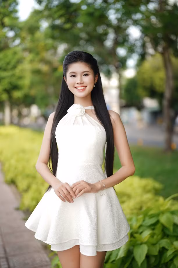 Bảo Hà nói việc đăng ký thi Hoa hậu Việt Nam là quyết định mang tính bước ngoặt, thay đổi hoàn toàn con người cô. Khi được hỏi về bốn trụ cột Nhan sắc - Văn hóa - Trí tuệ và Cống hiến ở Hoa hậu Việt Nam, cô gái 23 tuổi nói cô nỗ lực từng ngày để đáp ứng các tiêu chí, nhất là yếu tố Cống hiến. "Lúc chưa tham gia Hoa hậu Việt nam, tôi luôn ý thức việc trau dồi lòng nhân ái, sự trắc ẩn, mong muốn cống hiến cho cộng đồng. Đó là đức tính, hình mẫu của người phụ nữ Việt Nam mà tôi hướng tới", cô chia sẻ.