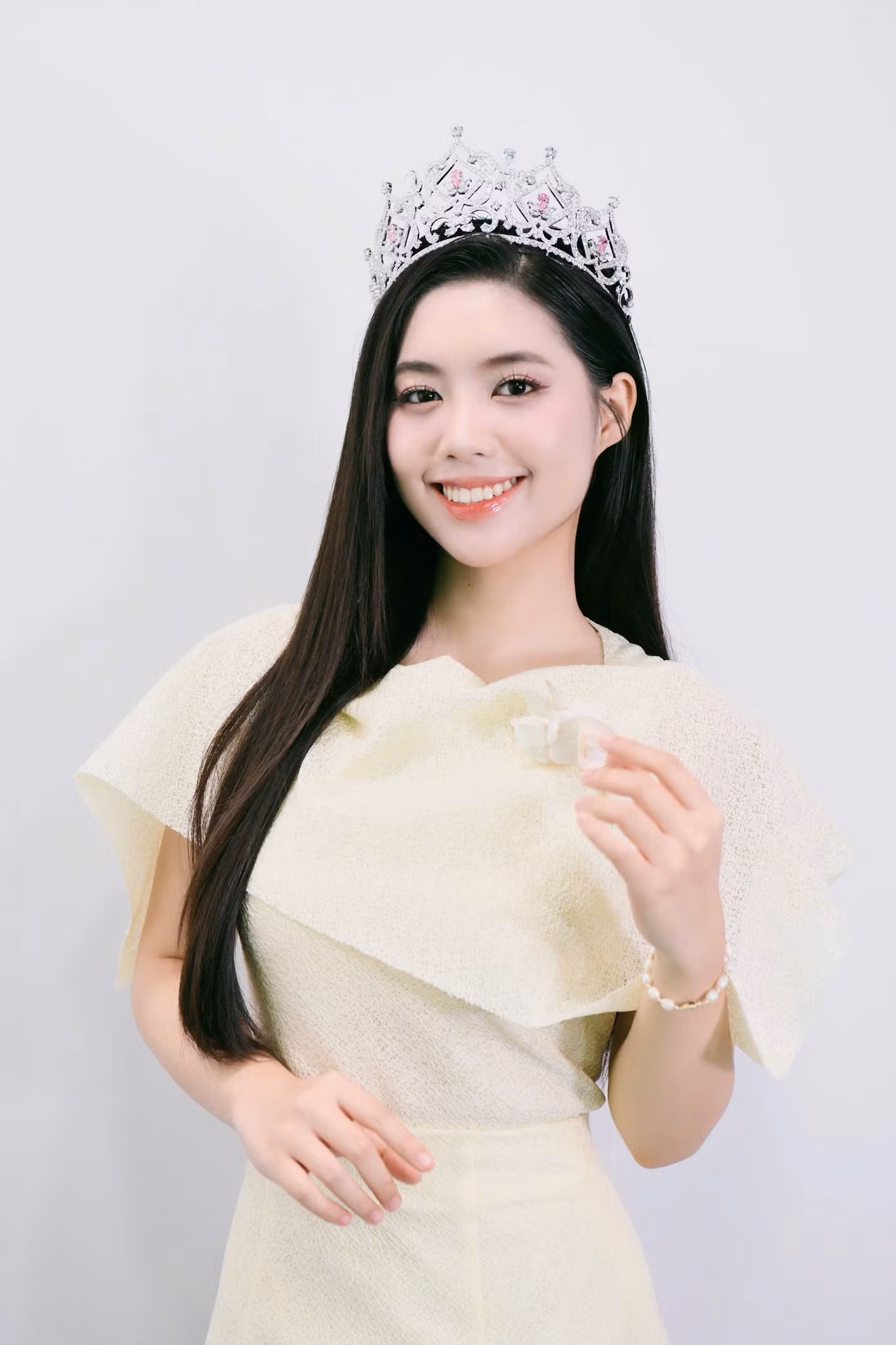 Á hậu Châu Anh để tóc xõa rẽ ngôi - phong cách đặc trưng của Châu Anh trong suốt thời gian đồng hành cùng cuộc thi Hoa hậu Việt Nam. Cô thể hiện năng lượng tích cực, tươi vui trong buổi phỏng vấn sáng nay.
