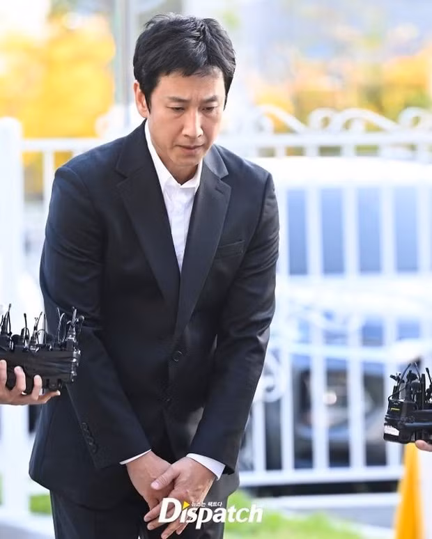 Tình cảnh bẽ mặt của Ảnh đế Lee Sun Kyun và Yoo Ah In. Tình cảnh bẽ mặt của Ảnh đế Lee Sun Kyun và Yoo Ah In.