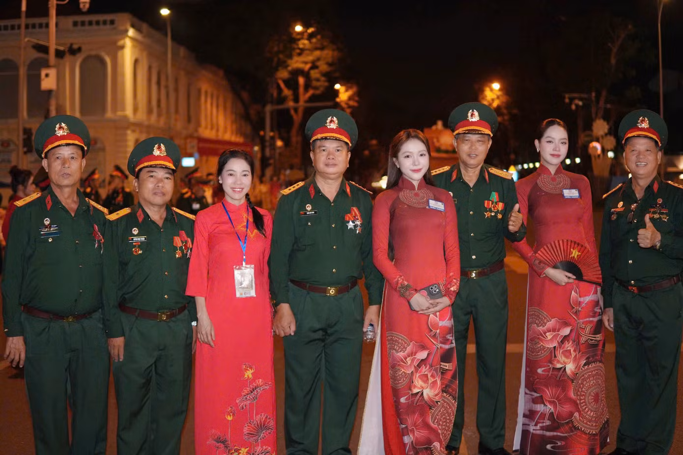 Từ 2h sáng, nghệ sĩ có mặt tại trục đường Lê Duẩn, quận 1, TPHCM, chuẩn bị cho buổi lễ diễu binh, diễu hành chính diễn ra trong đại lễ 30/4.