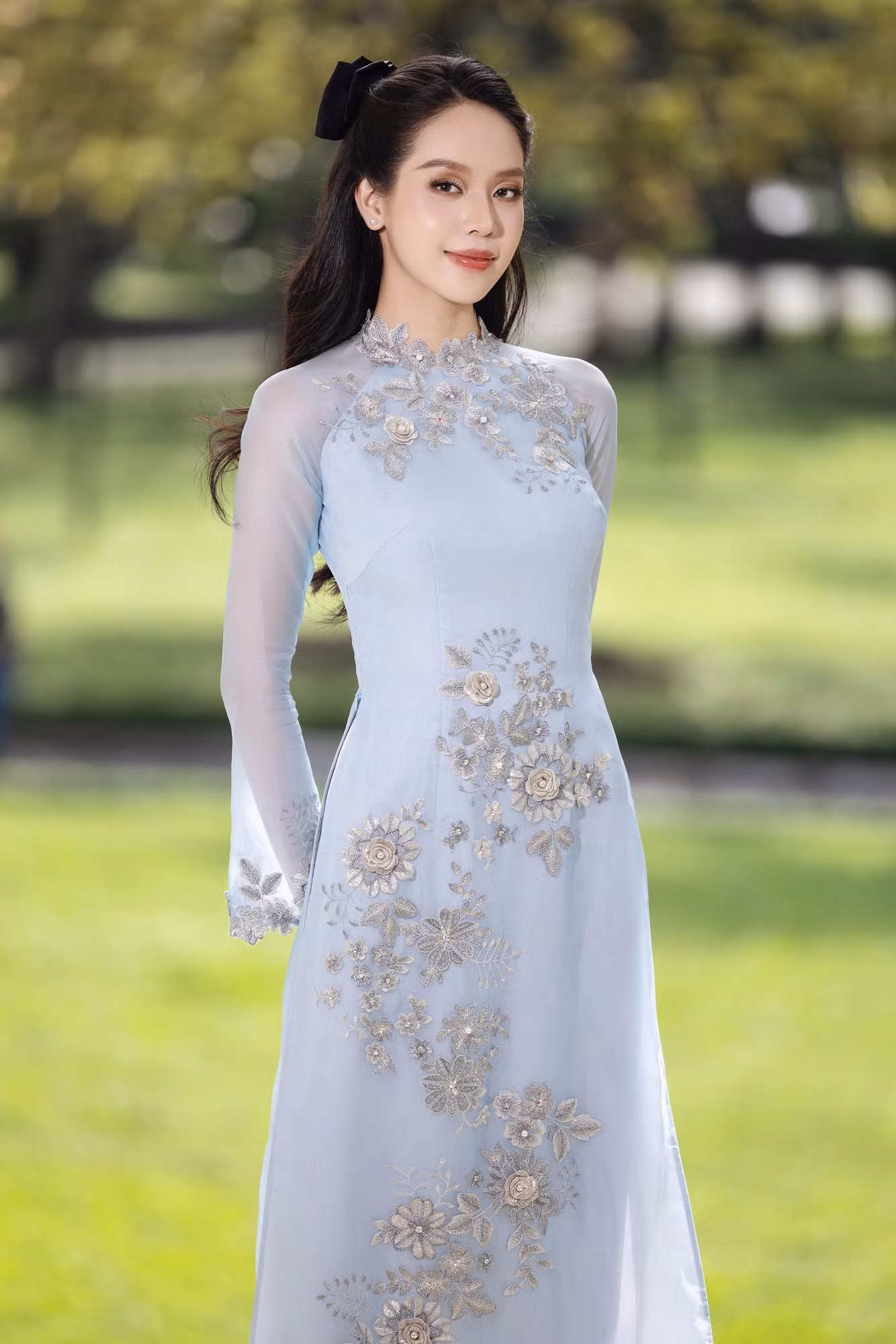 Thanh Thủy diện áo dài sớm, chụp bộ ảnh đón Tết.