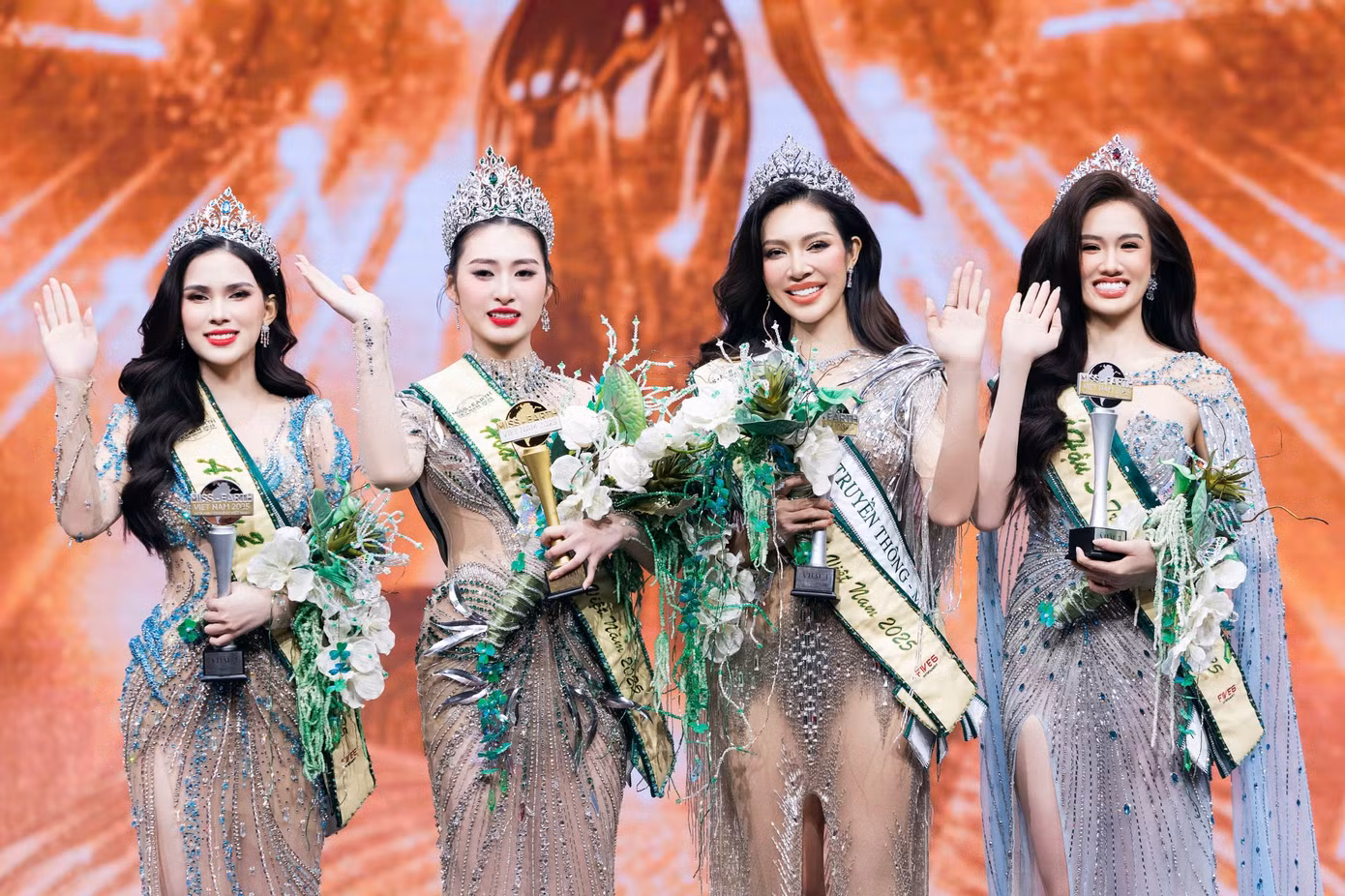 Top 4 Hoa hậu Trái Đất trong đêm đăng quang (lần lượt từ trái sang: Á hậu 2 Linh Đan, Hoa hậu Trâm Anh, Á hậu 1 Thiên Hương và Á hậu 3 Mỹ Anh).