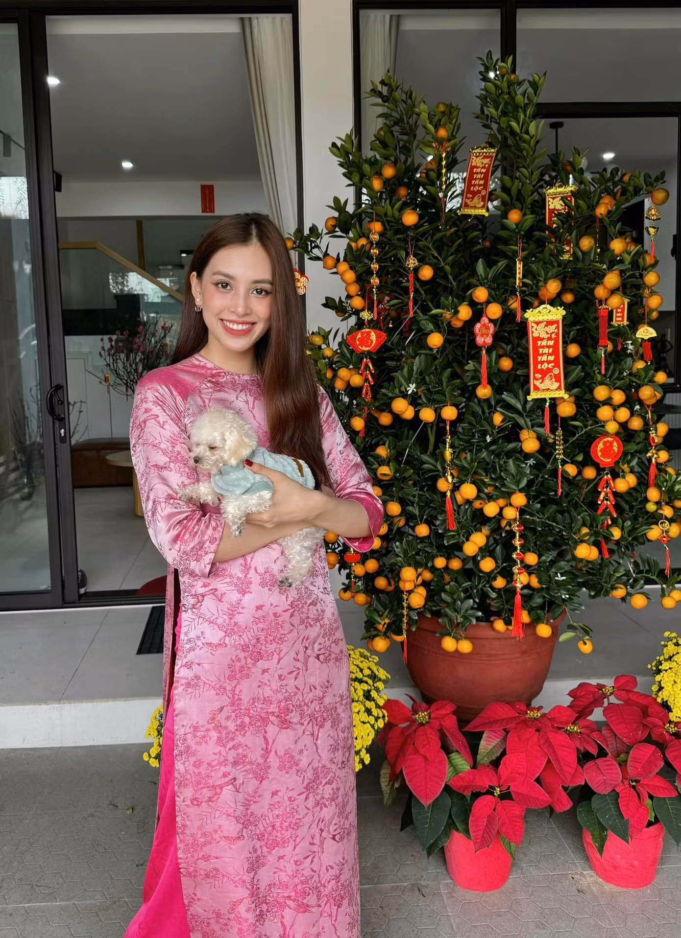 Tiểu Vy khoe dáng với áo dài hồng đậm chất xuân trong ngày đầu năm Giáp Thìn. Hoa hậu Việt Nam 2018 đăng ảnh tại quê nhà ở Quảng nam cùng gia đình.