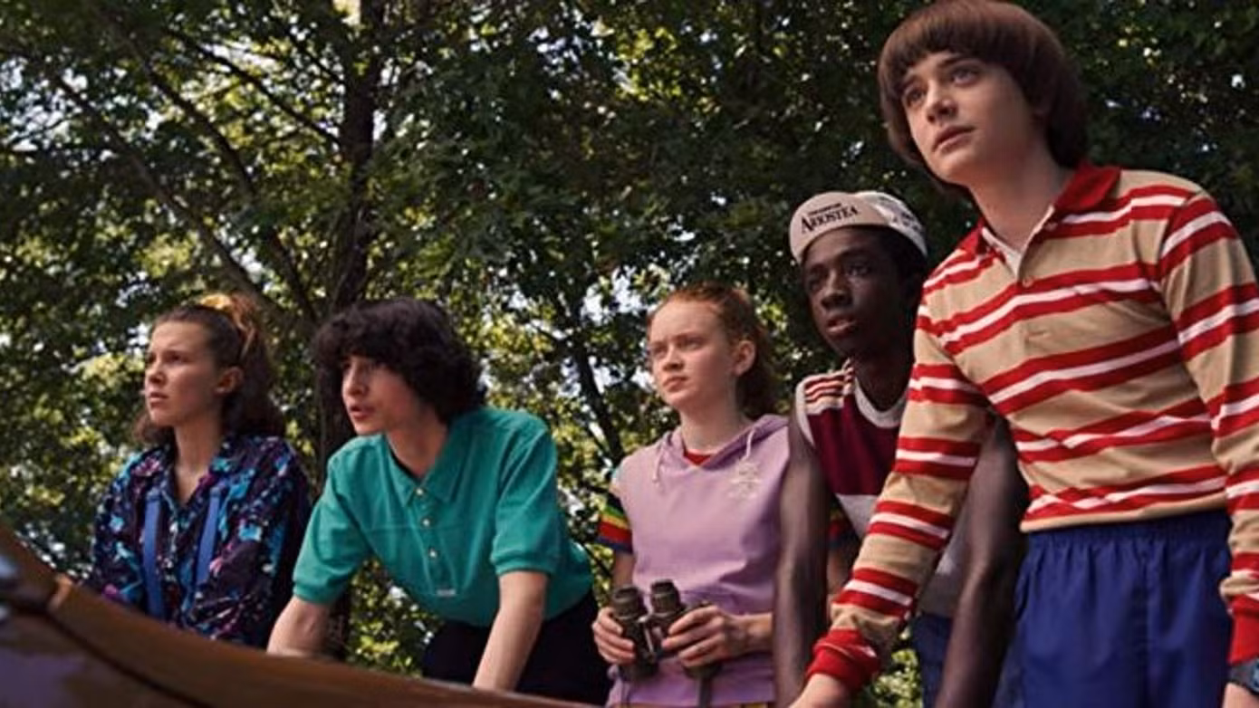 Noah Schnapp (ngoài cùng bên phải) cùng dàn diễn viên Stranger Things.