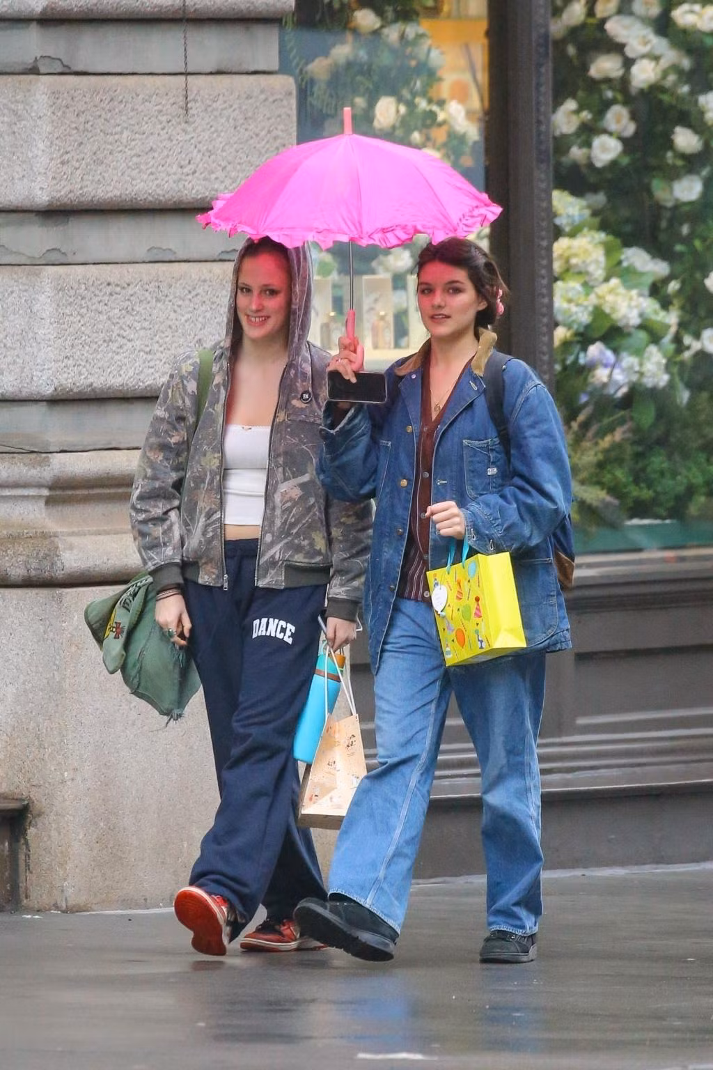 Ngày 18/4, Suri Cruise đón sinh nhật lần thứ 8 tại New York, Mỹ. Con gái của Tom Cruise được paparazzi ghi lại hình ảnh cùng bạn thân xuống phố trong ngày mưa. Ngày 18/4, Suri Cruise đón sinh nhật lần thứ 8 tại New York, Mỹ. Con gái của Tom Cruise được paparazzi ghi lại hình ảnh cùng bạn thân xuống phố trong ngày mưa.
