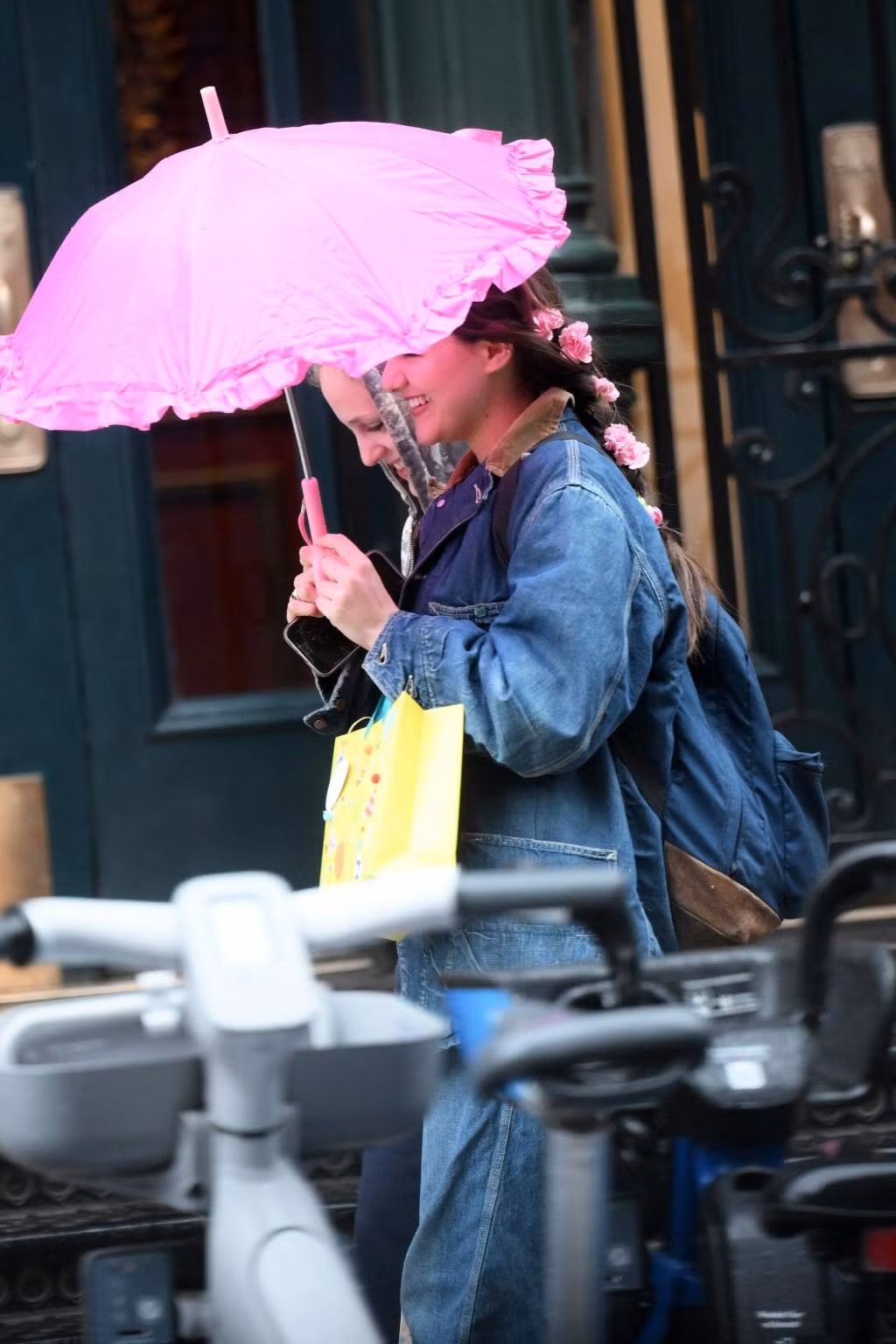Khoảnh khắc Suri Cruise trò chuyện vui vẻ cùng bạn bè được paparazzi ghi lại. Ở tuổi 18, Suri theo đuổi phong cách nữ tính. Cô chọn tết tóc, cài hoa màu hồng trên đầu, ton-sur-ton với chiếc ô. Khoảnh khắc Suri Cruise trò chuyện vui vẻ cùng bạn bè được paparazzi ghi lại. Ở tuổi 18, Suri theo đuổi phong cách nữ tính. Cô chọn tết tóc, cài hoa màu hồng trên đầu, ton-sur-ton với chiếc ô.